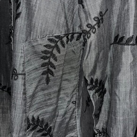 SOFT SURROUNDINGS Papyrus Leaf Embroidered Button Down Chambray Shirt EUC - PS - Picture 4 of 11